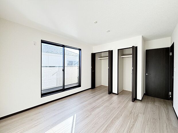 バルコニーが開放感をプラスしてくれる洋室