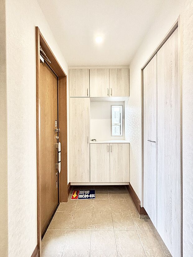 飾り棚を利用して、お越しいただくお客様をおもてなしできます。