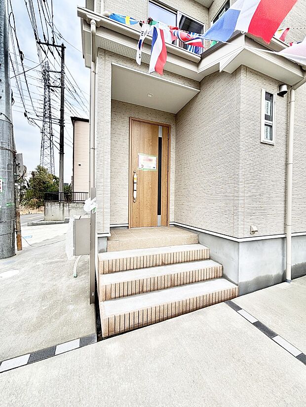 玄関アプローチにはプランターを並べて季節の花でお客様をおもてなしできます。