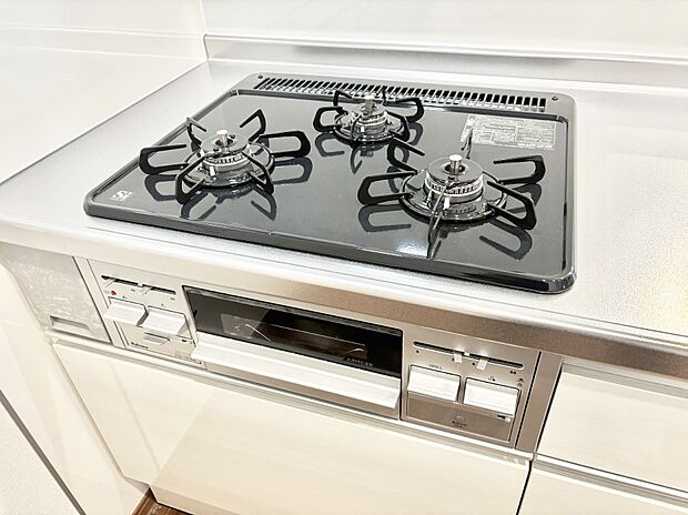 ガスコンロはSiセンサー搭載。火力調節や焦げ付き・消し忘れも防いでくれます。