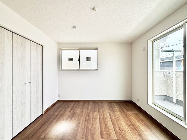 明るいバルコニーサイドに洋室を設置。目覚めの良い寝室に。