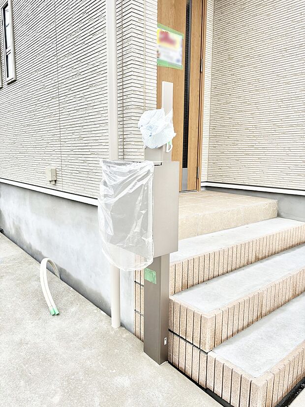 表札・インターホン・ポストをひとつに集約。エントランスになじむシンプルデザイン。