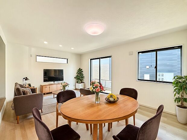 ご家族の賑やかな話し声で包まれる明るいリビング ※家具はCGです