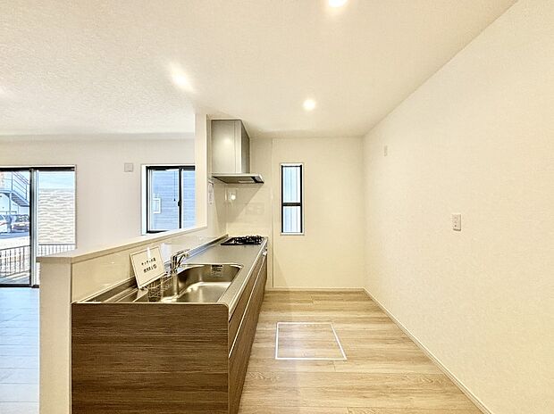 爽やかな風が通り抜けるキッチン。窓があるので明るく換気にも役立ちます。