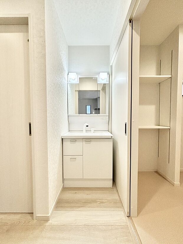 大きく見やすい三面鏡で清潔感ある洗面台は、身だしなみチェックや肌のお手入れにおすすめです。