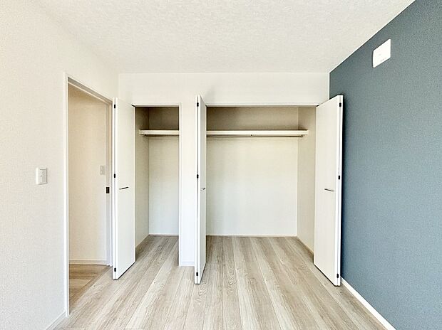 洋室のクローゼット。奥行きがあるので厚手の衣類もすっきり収まります。