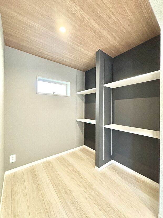 リビングの一角に居心地のいいこじんまりとしたヌック。家族がゆるやかにつながり、ほどよい距離感も生むことができます。