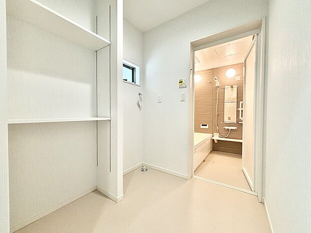 洗面室と脱衣室 それぞれ独立しています。脱衣室には便利な可動棚つき。