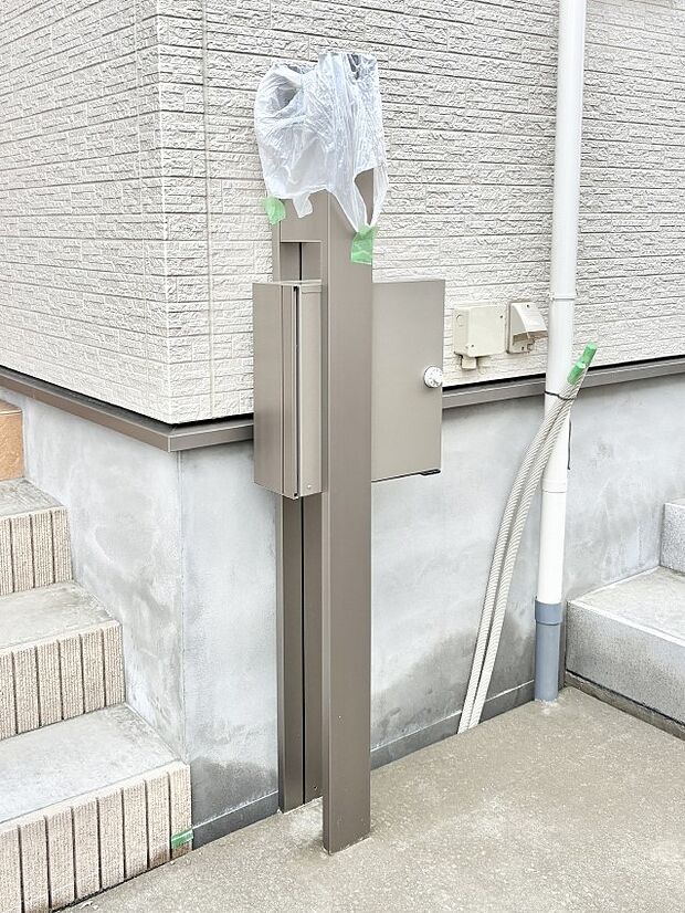 表札・インターホン・ポストをひとつに集約。エントランスになじむシンプルデザイン。