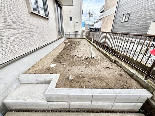 ガーデニングや家庭菜園も楽しめるお庭付き。