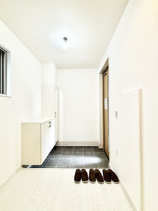 下駄箱はご家族の写真や季節のインテリアで飾り棚として演出できます  