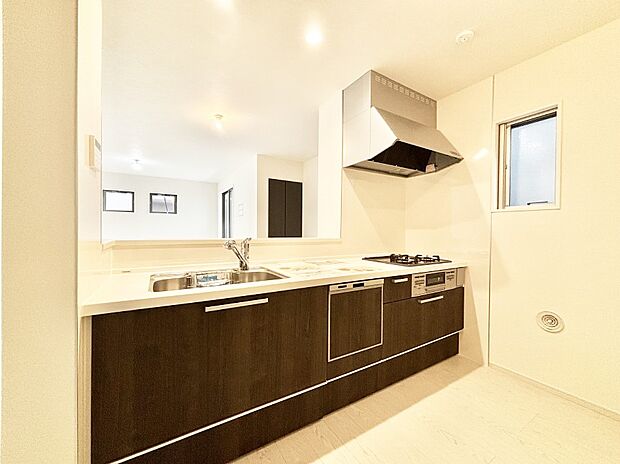 料理をしながらご家族との会話を楽しめる対面カウンターキッチン  