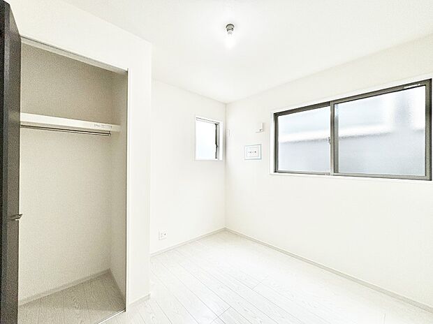 窓からのやさしい光が心地よいプライベートルーム  