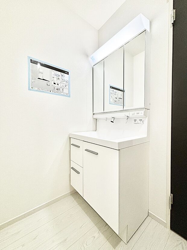 収納力と機能性に優れた洗面化粧台  