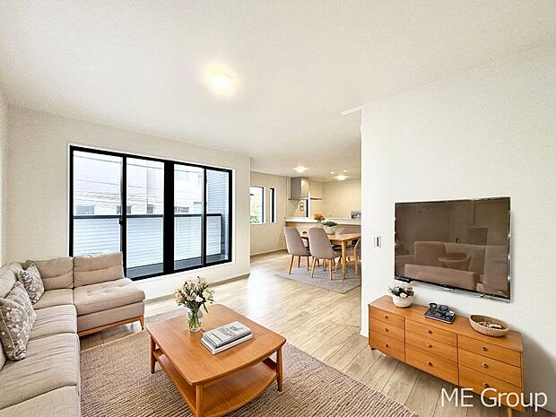 ご家族の賑やかな話し声で包まれる明るいリビング ※家具はCGです