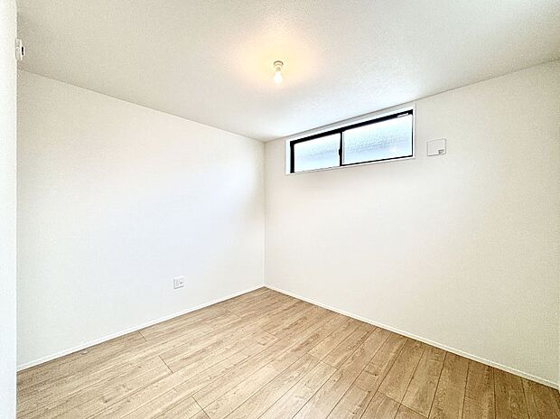 窓からのやさしい光が心地よいプライベートルーム