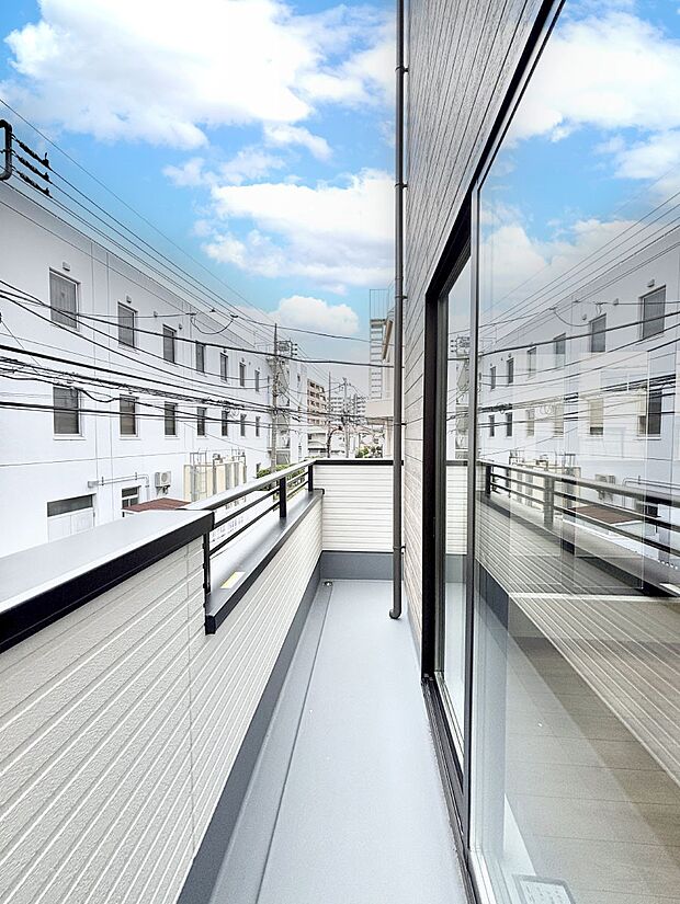 南向きのバルコニー!ご家族の洗濯物はもちろん、お布団もたっぷり干せます!