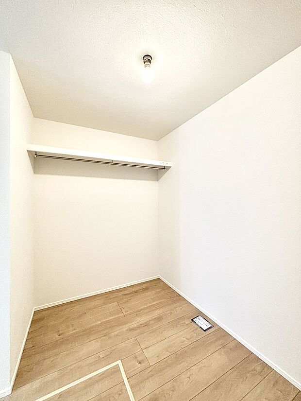 ウォークインクローゼット付きで生活空間を広く利用できます。