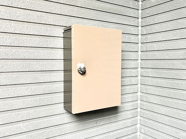 シンプルデザインのポスト。