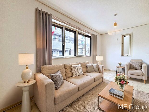 ご家族の賑やかな話し声で包まれる明るいリビング ※家具はCGです