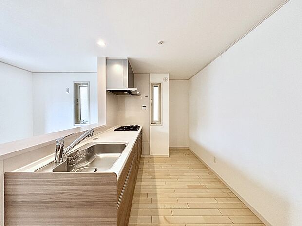 爽やかな風が通り抜けるキッチン。窓があるので明るく換気にも役立ちます。