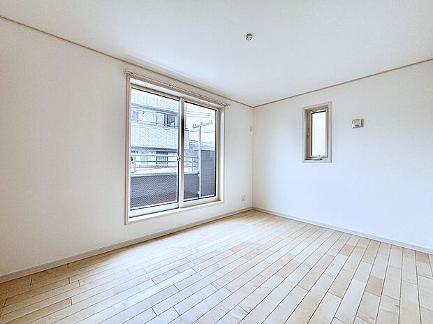 明るいバルコニーサイドに洋室を設置。目覚めの良い寝室に。