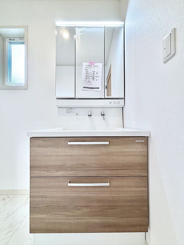 大きく見やすい三面鏡で清潔感ある洗面台は、身だしなみチェックや肌のお手入れにおすすめです。