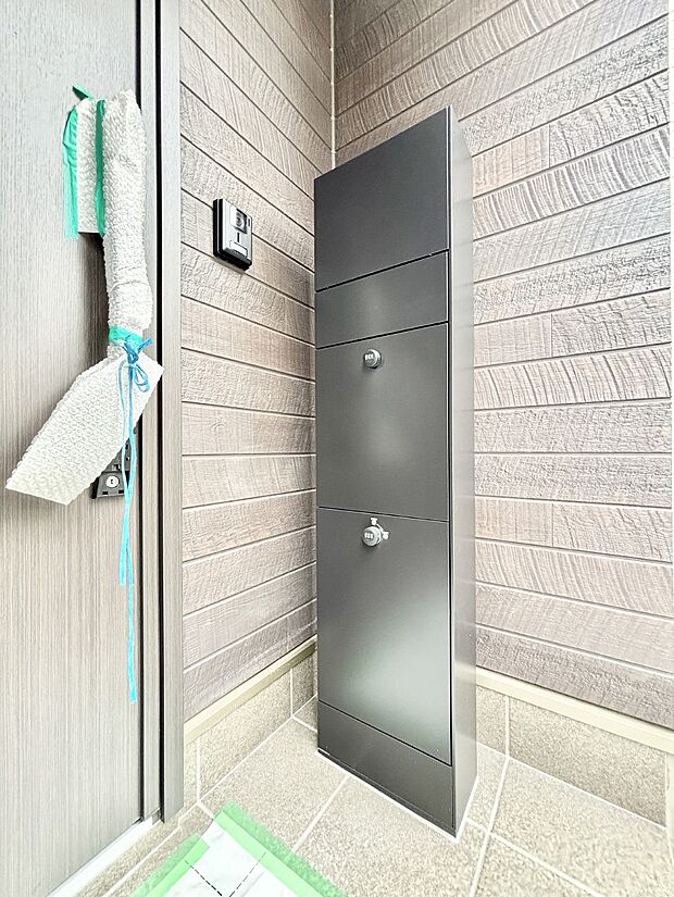 表札・インターホン・ポスト・宅配BOXをひとつに集約。エントランスになじむシンプルデザイン。