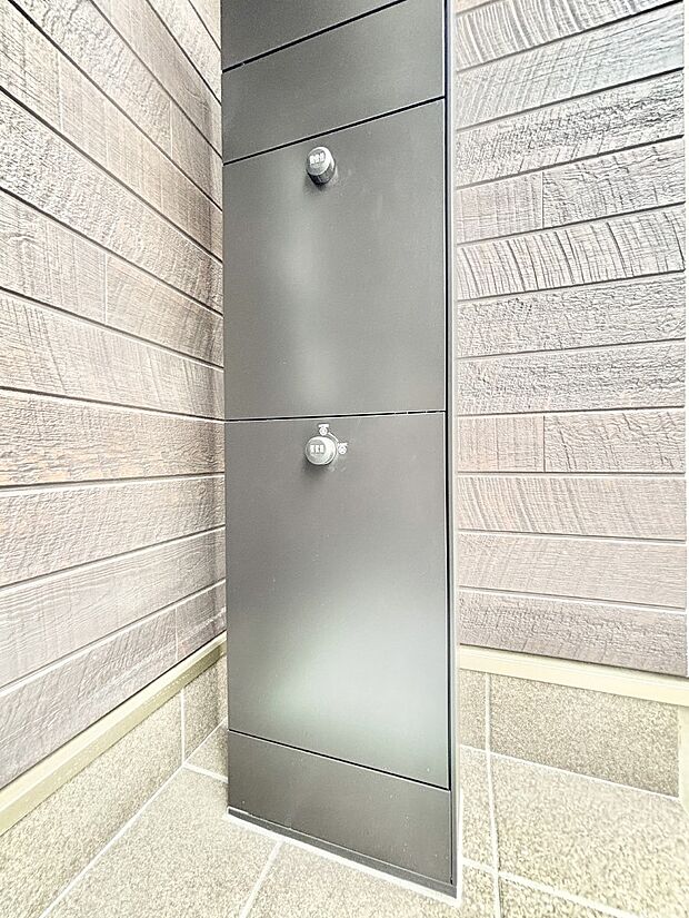 外観「宅配ボックス」 時間を気にせず宅配物をいつでも安全に受け取れます。