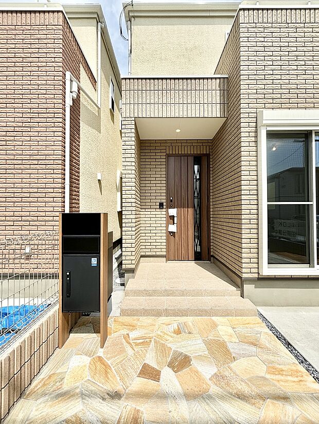 玄関アプローチにはプランターを並べて季節の花でお客様をおもてなしできます。