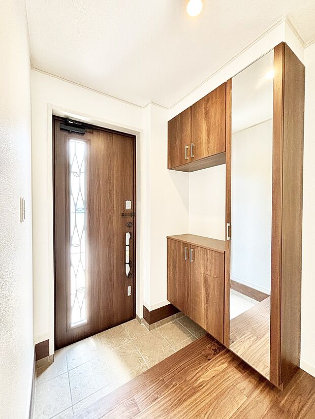 ミラー付きシューズボックスはお出かけ前の身だしなみチェックに便利