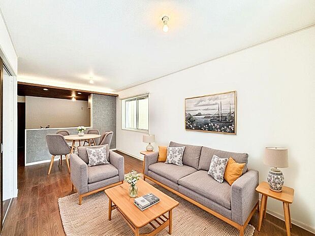 落ち着いた雰囲気のLDKは家族みんなの快適空間 ※家具はCGです