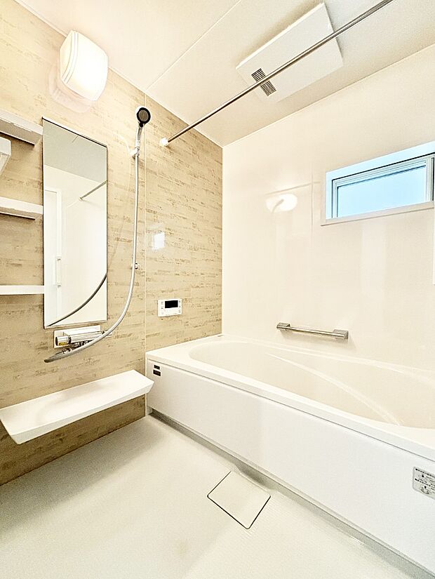 一日の疲れを癒してくれる明るい清潔感のあるバスルーム