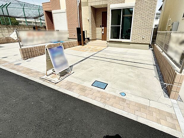 2台(車種による)駐車可!ご家族みんなの自転車も置ける広々カースペース。