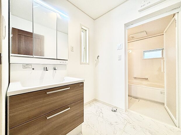 小窓がついているので湿気の多い場所でも換気が十分行えます。毎日の身支度を気持ち良く!