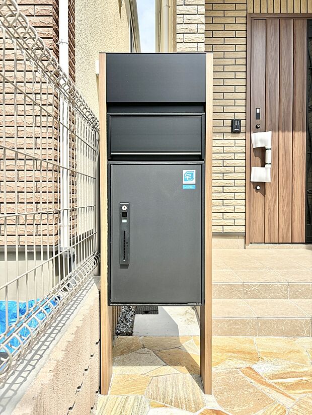 表札・インターホン・ポスト・宅配BOXをひとつに集約。エントランスになじむシンプルデザイン。