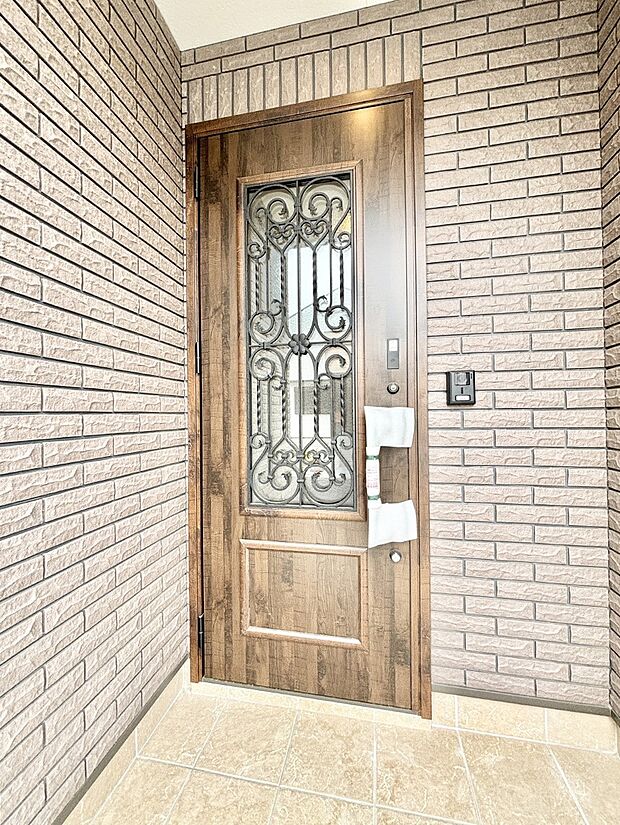 大切な家族、来客を出迎える玄関。