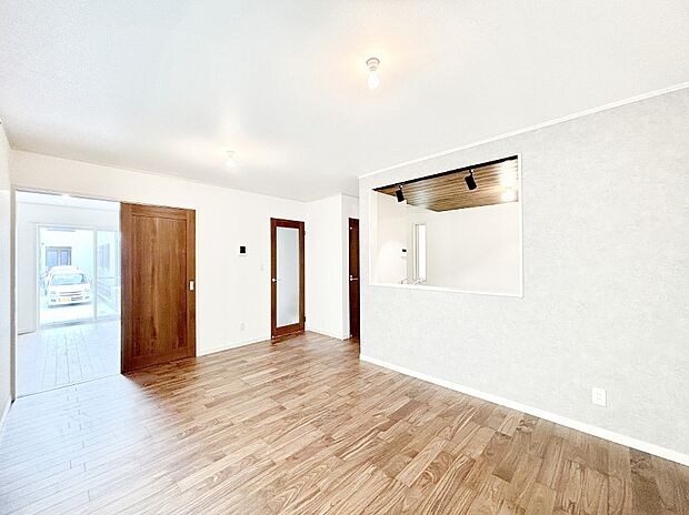 明るい陽光が注ぎ、寛ぎの雰囲気に満たされるリビング・ダイニング。