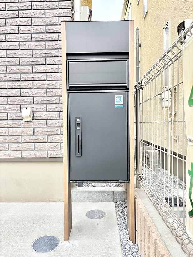 表札・インターホン・ポスト・宅配BOXをひとつに集約。エントランスになじむシンプルデザイン。