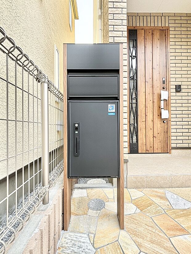 表札・インターホン・ポスト・宅配BOXをひとつに集約。エントランスになじむシンプルデザイン。