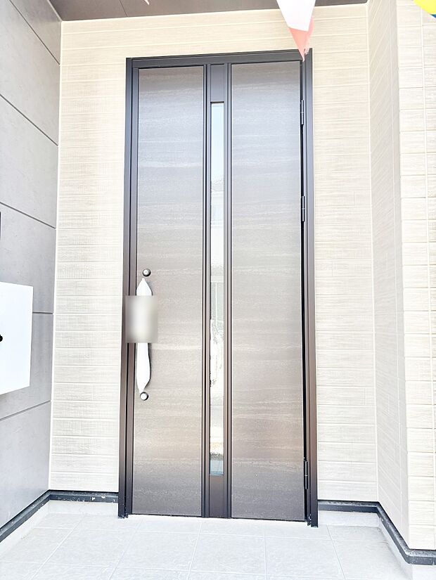 玄関前は雨が降っても濡れにくい屋根付き