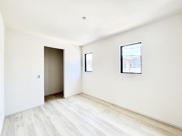 窓からのやさしい光が心地よいプライベートルーム