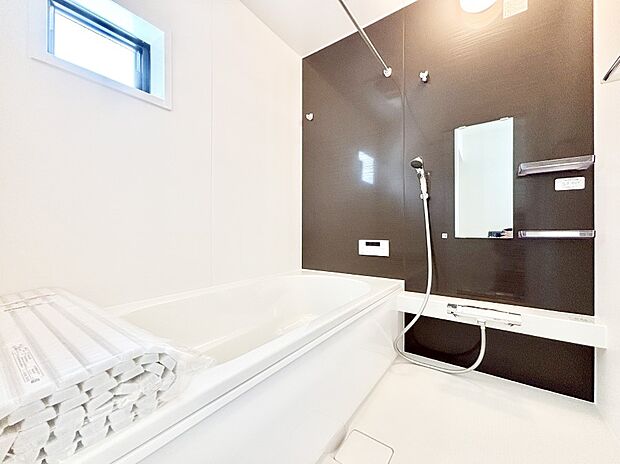 一日の疲れを癒してくれる明るい清潔感のあるバスルーム