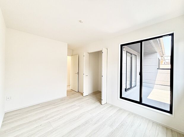 バルコニーが開放感をプラスしてくれる洋室