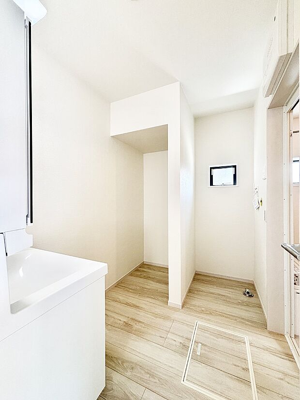 清潔感ある洗面化粧室で朝の身支度も快適