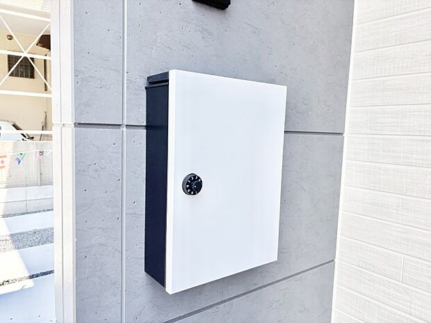 シンプルなデザインのポスト