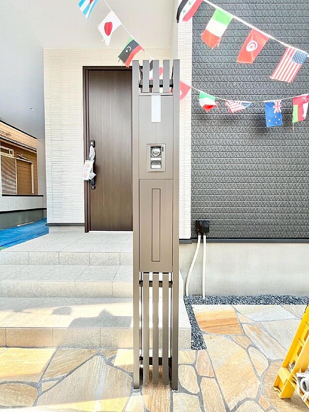 表札・インターホン・ポストをひとつに集約。エントランスになじむシンプルデザイン。