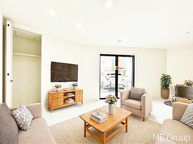 大きな窓からたっぷりの陽光と風を感じられるリビング※家具はCGです