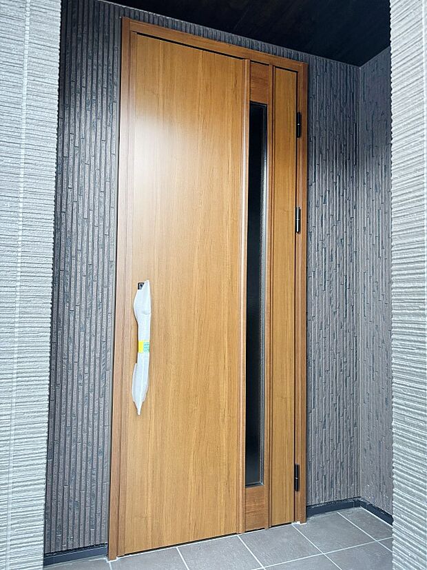 玄関前は雨が降っても濡れにくい屋根付き