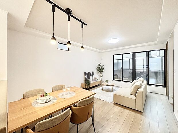 明るい2階リビング！外からの視線をシャットアウトして家族のプライバシーを守ります